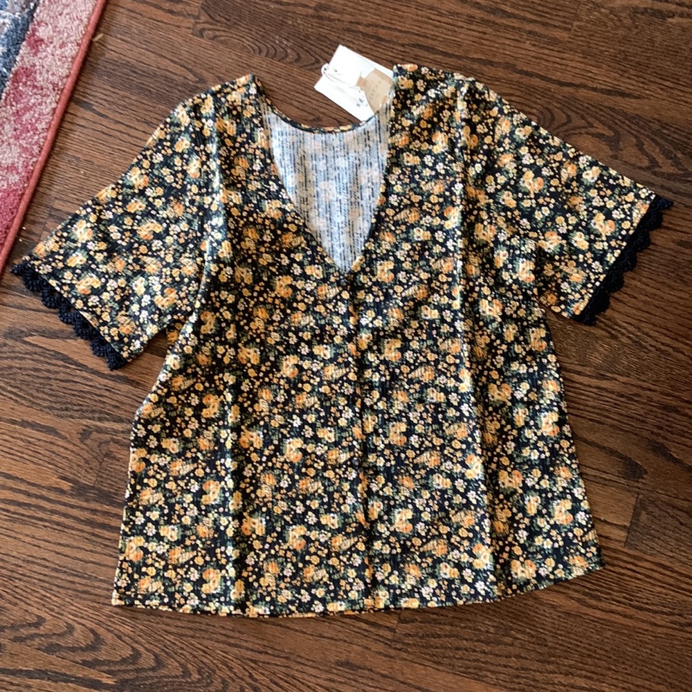 Floral Lace-Trim V-Neck Women's Top in Black & Yellow - Picture 5 of 6